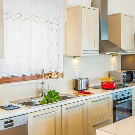 Βίλα Sleeps 6 Pool Air Con Wifi *